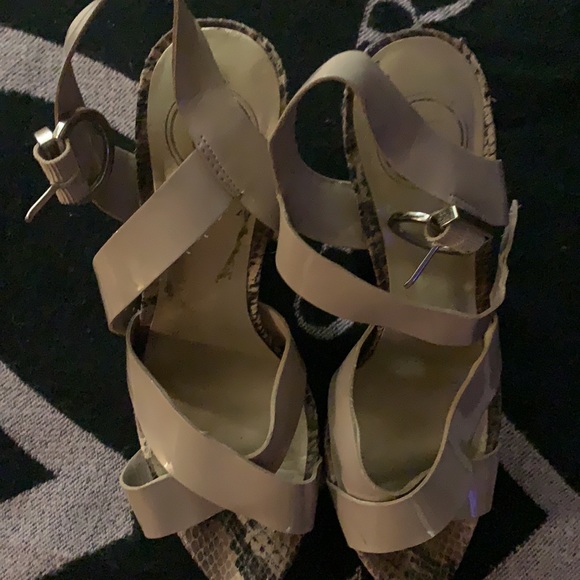 JS BY JESSICA SIMPSON SIZE 8.5 PLATFORM HERL HIGH WITH PATENT STAPS SNAKE EMBOSS - Picture 3 of 16